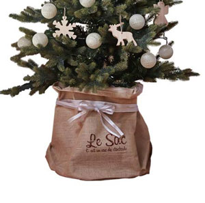 麻の袋で根本を隠しているクリスマスツリー